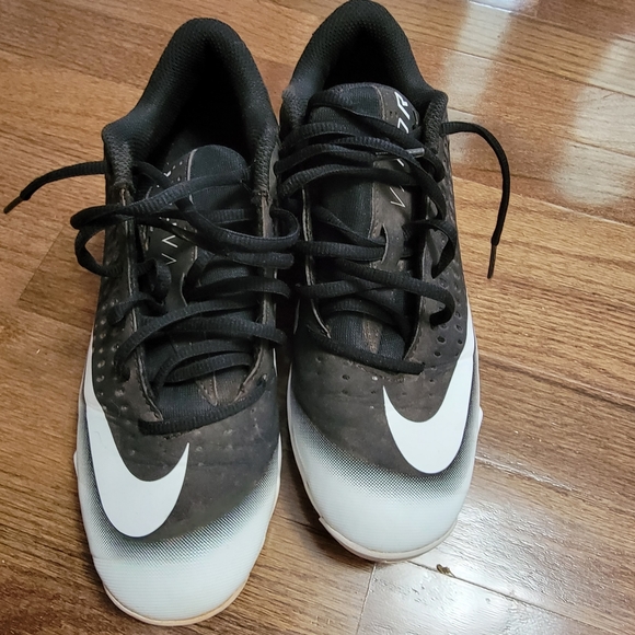 Nike cleats size 6.5y - Picture 1 of 4